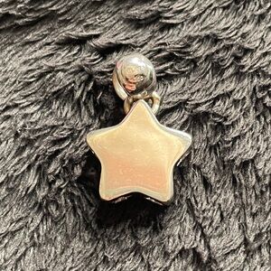 18kt (750) White Gold Star Pendent. 
Substantial and Simple. 
Italian made.